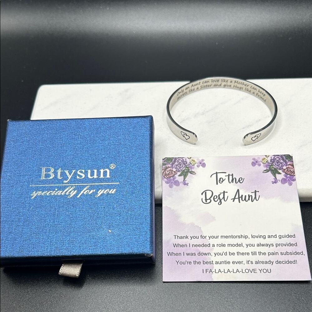 To the Best Aunt Silver tone Cuff Bracelet. New in Box!